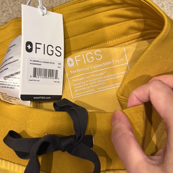 FIGS Scrub Set Catarina Top/ Zamora Jogger Light Gold - Picture 10 of 11